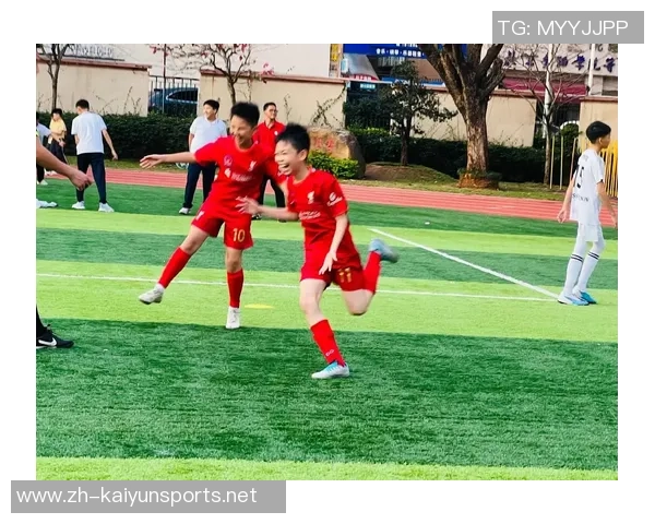 路人偶遇足球明星瞬间定格共同分享快乐时光的美好记忆 路人偶遇足球明星瞬间定格共同分享快乐时光的美好记忆