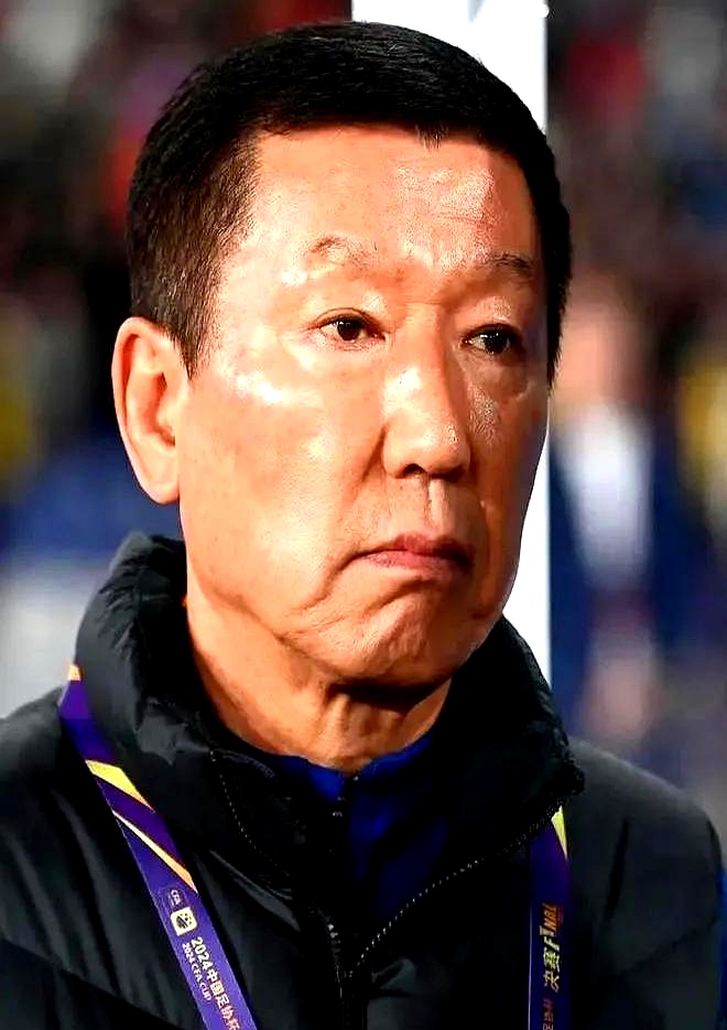 主教练在比赛中调整战术，助力球队反败为胜的简单介绍