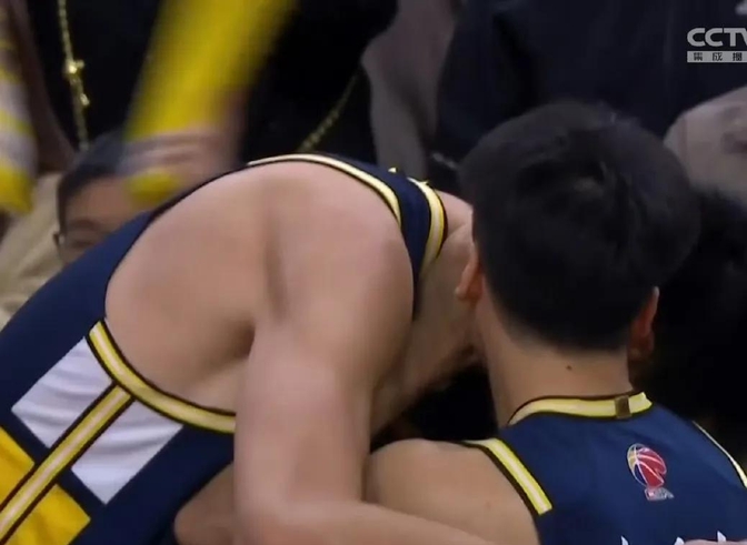 开云体育-包含裁判失误成争议焦点，球员合力绝杀对手的词条