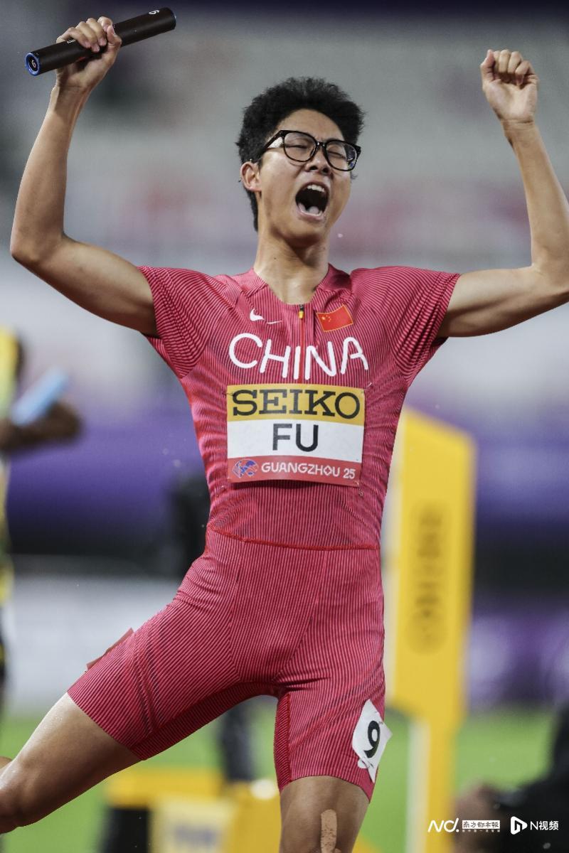 开云体育登录-运动员们在赛场上挥洒汗水，为国争光