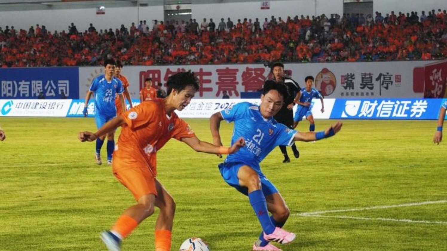 体育赛场上传来激烈的足球对决