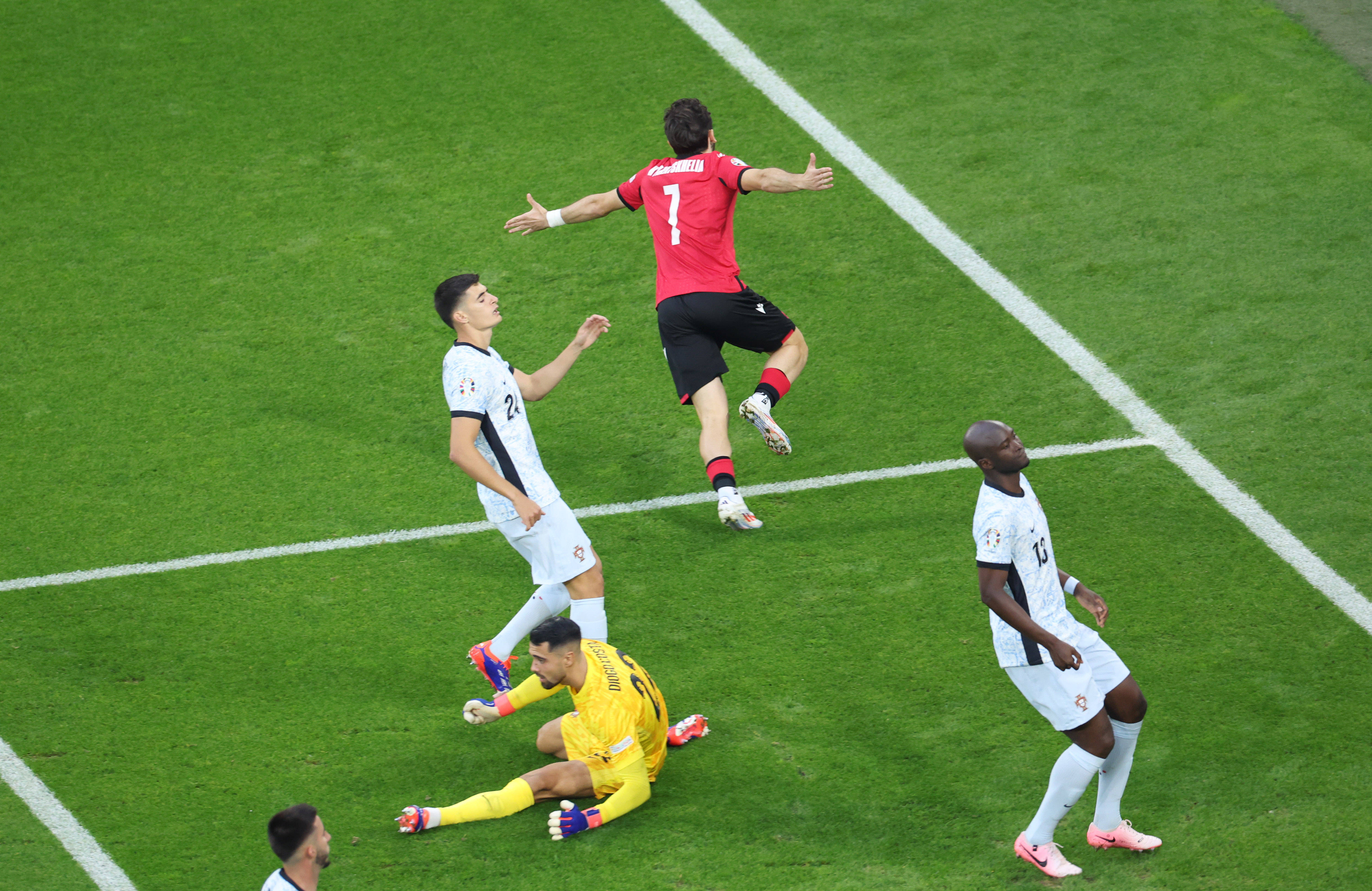 开云体育app下载-法国足球队在欧预赛中取得胜利，成功晋级