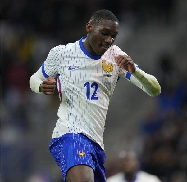 法国足球队在欧预赛中取得胜利，成功晋级