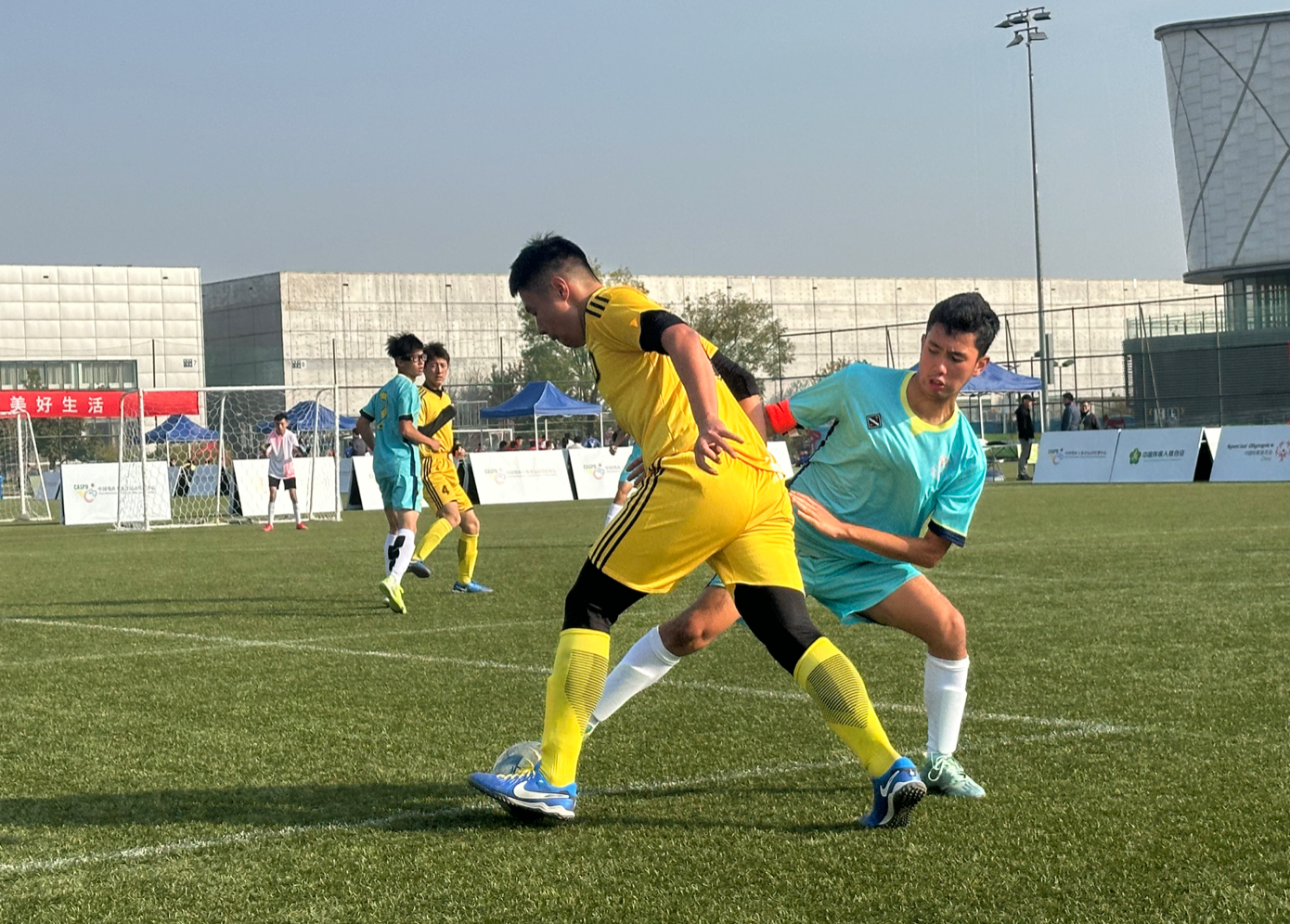 足球比赛中，中国选手斩获耀眼成就！